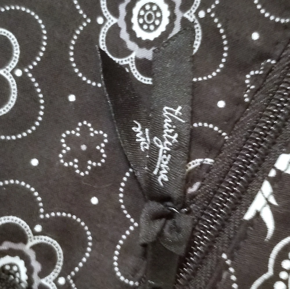 Thirty-one garment bag black white